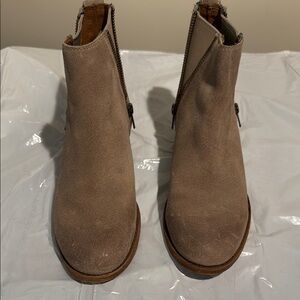 Frye Carly Zip Suede Chelsea Ankle Boot Women's Tan Ash size 7B